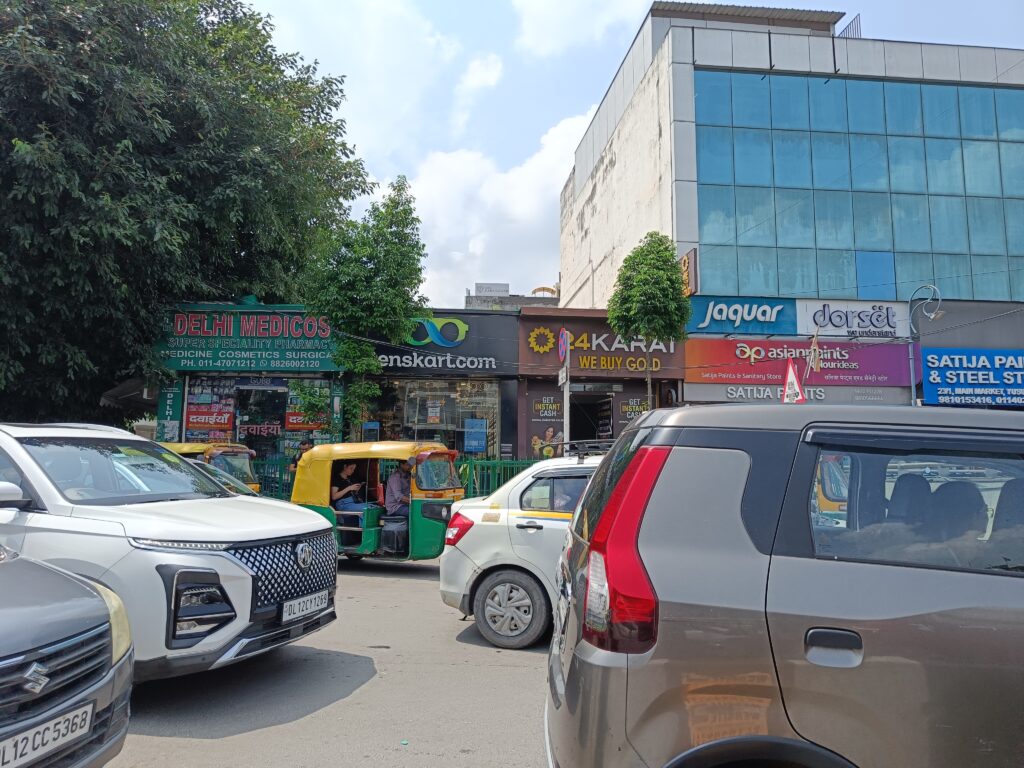 Road view near Yusuf Sarai Market, Delhi